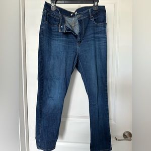Cropped Levi’s jeans